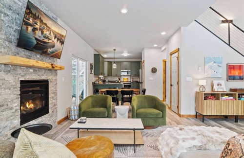 Paradise Estates Cabin | Chic Mt Rainier Escape Hot Tub Firepit