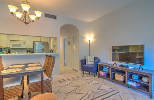Central Naples Condo | Chic Naples Getaway - Tennis, Pool, Comfort!