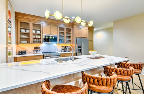 Katie Hill Neighborhood House | Chic Nash Home, 4bd/4ba w/Hot Tub & Rooftop!