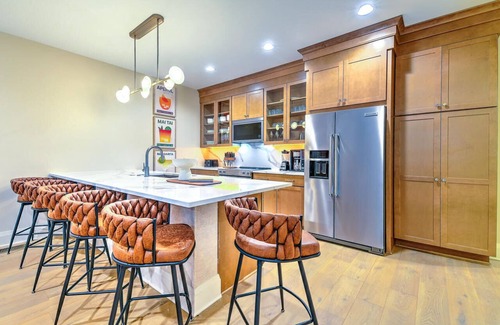 Katie Hill Neighborhood House | Chic Nash Home, 4bd/4ba w/Hot Tub & Rooftop!