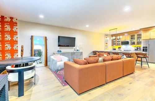 Katie Hill Neighborhood House | Chic Nash Home, 4bd/4ba w/Hot Tub & Rooftop!