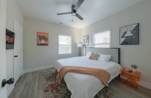 West End Apartment | Chic Nashville 2BR Stay with Optional Parking Mins to Music Row, Vanderbilt & Broadway