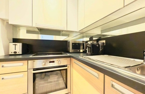 Canary Wharf Apartment | Chic Oasis