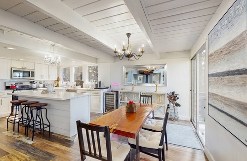 Twin Peaks Cabin | Chic, Pet Friendly House w/Gas Grill, AC & Back-Up Generator - Amazing View