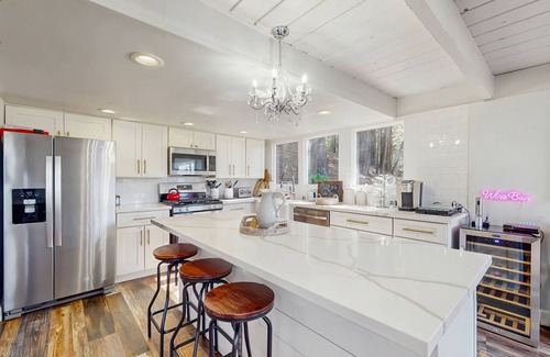 Twin Peaks Cabin | Chic, Pet Friendly House w/Gas Grill, AC & Back-Up Generator - Amazing View