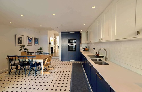 Highbury West Apartment | Chic Property With Backyard Near Emirates Stadium