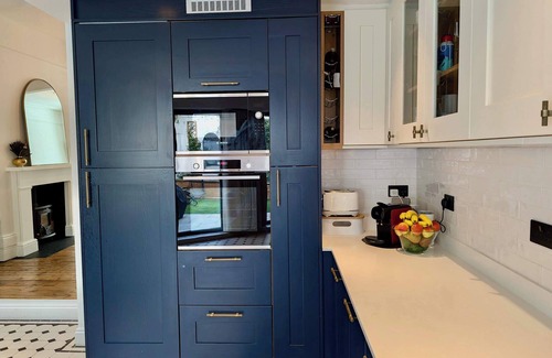 Highbury West Apartment | Chic Property With Backyard Near Emirates Stadium