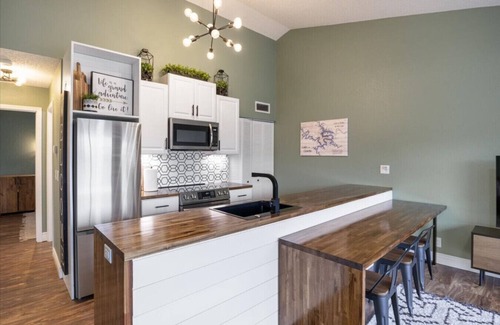 Lake Ozark Condo | Chic Retreat - Lakeside & Indoor Pool!