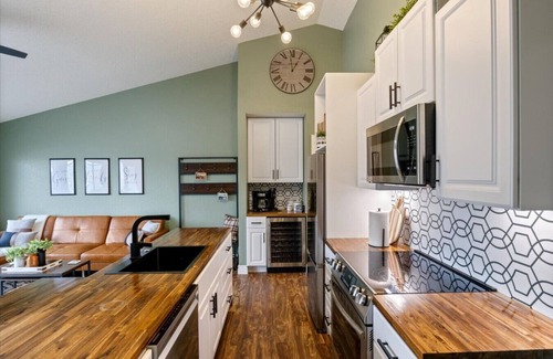 Lake Ozark Condo | Chic Retreat - Lakeside & Indoor Pool!