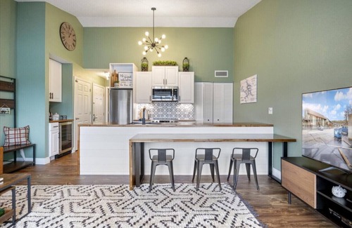 Lake Ozark Condo | Chic Retreat - Lakeside & Indoor Pool!