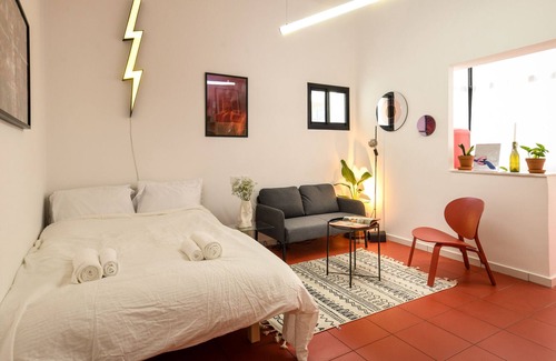 Haifa Apartment | Chic Red Studio near Talpiot Market