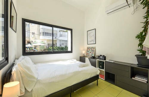Haifa Apartment | Chic Red Studio w Balcony near Talpiot Market