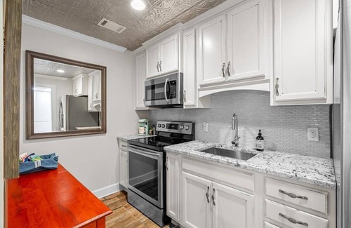 Sandy Springs Apartment | Chic Retreat in the Heart of the City: Cozy Studio Oasis with Modern Amenities!