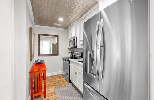 Sandy Springs Apartment | Chic Retreat in the Heart of the City: Cozy Studio Oasis with Modern Amenities!