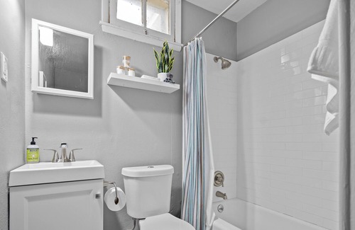 St. Charles Historic District Apartment | Chic Retro-Styled Upstairs Apartment in St Charles