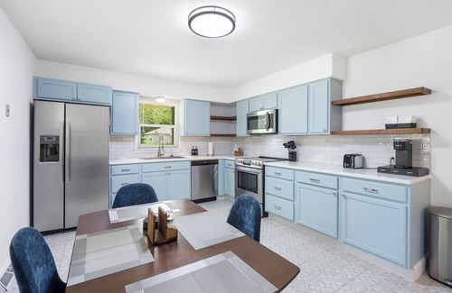 Springfield House | Chic & Rustic Bungalow 3-bd house w/fitness room & WiFi in peaceful Springfield
