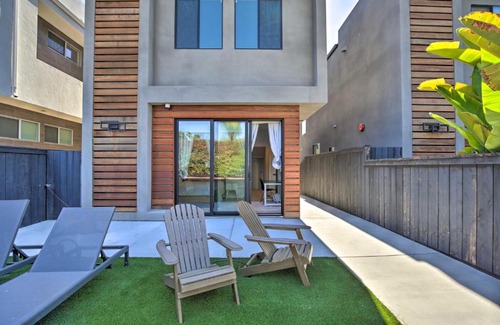 Crown Point House | Chic San Diego Abode Rooftop Balcony and Bay Views!