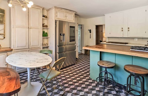 Saylorsburg Cabin | Chic Saylorsburg Escape w/ Hot Tub + Fire Pit