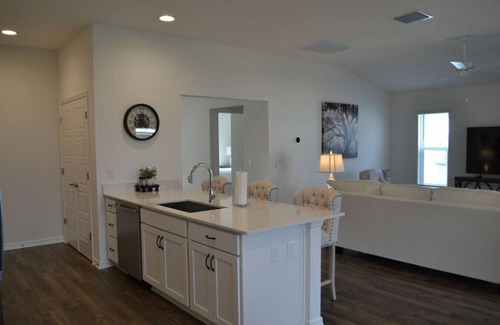 Sumter County House | Chic & Serene Van Ness Cottage Retreat – Golf, Music & Poolside Fun Nearby