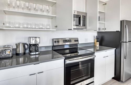 West Colfax Apartment | Chic Sloan's Lake 2BR w/ Gym, W/D & Roof Deck, near Park, by Blueground
