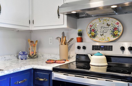 Seymour Cottage | Chic Smoky Mtn Stay W/Hot Tub & Barista Coffee Bar