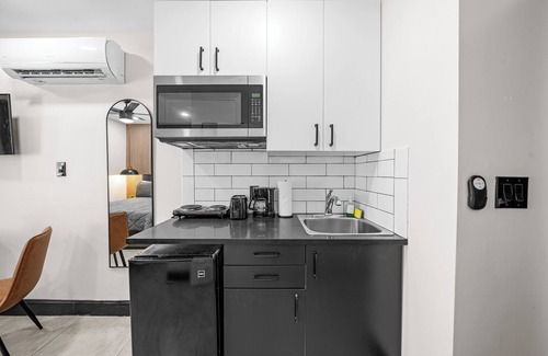 West Avenue Hotel | Chic SoBe Studio | Free Parking & More