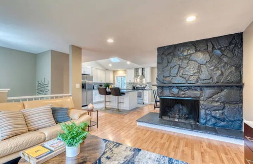 Covington House | Chic & Spacious 5 BR Stylish House! Prime Location, Free Parking, Fast Wi-fi