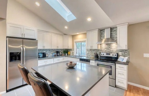 Covington House | Chic & Spacious 5 BR Stylish House! Prime Location, Free Parking, Fast Wi-fi