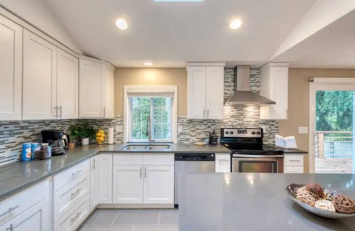 Covington House | Chic & Spacious 5 BR Stylish House! Prime Location, Free Parking, Fast Wi-fi