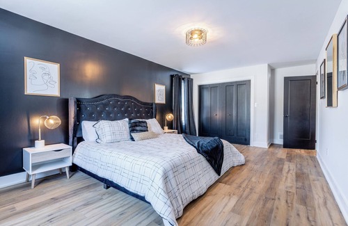Oro-Medonte House | Chic & Spacious 6 BDR Bungalow W/Pool & Hot Tub