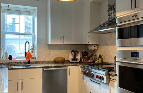 Harsimus Cove House | Chic & Spacious NYC style townhome in Jersey City - Sleeps 10 adults
