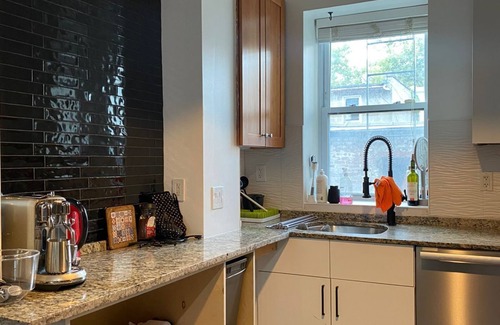 Harsimus Cove House | Chic & Spacious NYC style townhome in Jersey City - Sleeps 10 adults