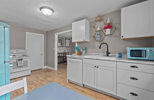 Neenah House | Chic Stay Close to Hospital & Downtown - Lake View