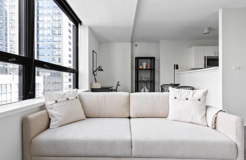 Streeterville Apartment | Chic Streeterville Studio w/Pool & Gym, nr Navy Pier, by Blueground