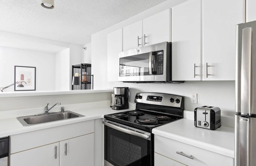 Streeterville Apartment | Chic Streeterville Studio w/Pool & Gym, nr Navy Pier, by Blueground