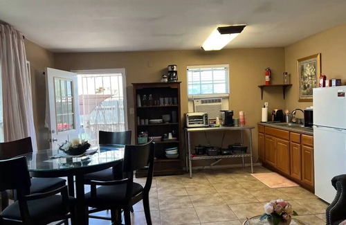 Roswell House | Chic Studio B w/private yard