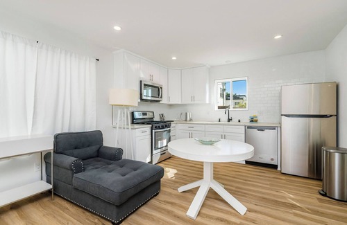 Miracle Mile Apartment | Chic studio with WiFi and AC in fabulous Los Angeles