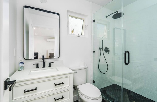 Miracle Mile Apartment | Chic studio with WiFi and AC in fabulous Los Angeles