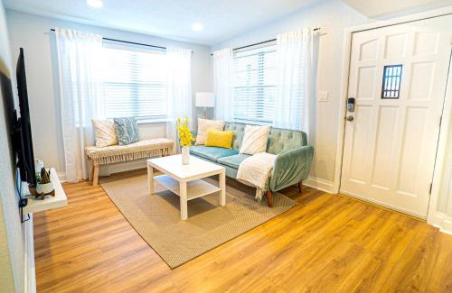 Carver City - Lincoln Gardens House | Chic & Stylish Central Location