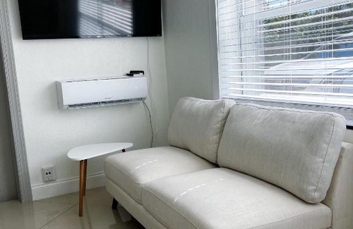 Lake Worth House | Chic suite by the Beach