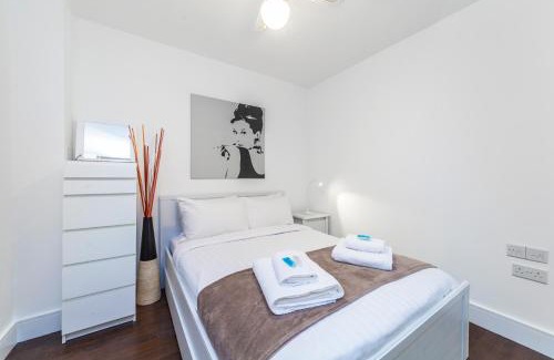 Highbury West Apartment | Chic Sun-Filled 1 BDR Apt with Private Terrace
