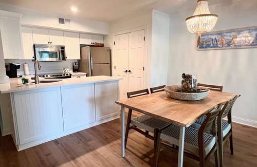 Seabrook Island Villa | Chic Tennis Oasis. Pet friendly. Club cards included.