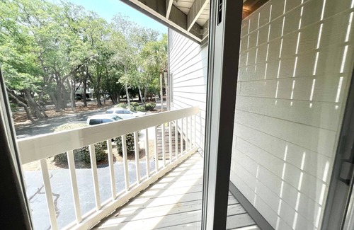 Seabrook Island Villa | Chic Tennis Oasis. Pet friendly. Club cards included.