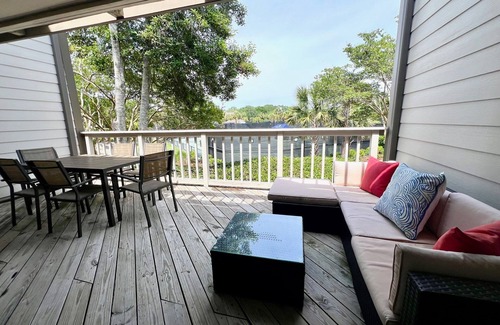 Seabrook Island Villa | Chic Tennis Oasis. Pet friendly. Club cards included.