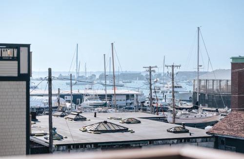 Yachting Village Apartment | CHIC Thames Harbor free parking