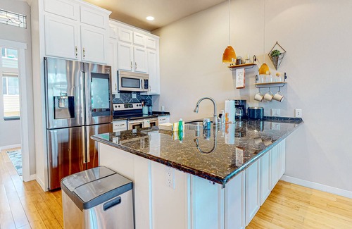 Hilltop House | Chic townhome with rooftop deck, city & mountain views & outdoor kitchen