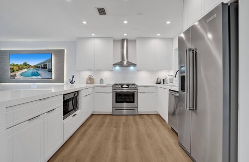 Plantation House | Chic + Upscale + Heated Pool 🏊‍♂️ Firepit, 15 min FLL, Beach, Downtown/Las Olas