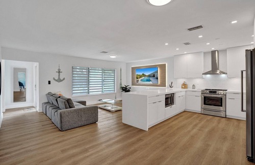 Plantation House | Chic + Upscale + Heated Pool 🏊‍♂️ Firepit, 15 min FLL, Beach, Downtown/Las Olas