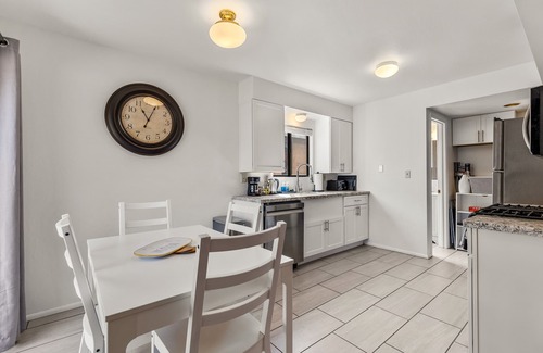 Flagstaff House | Chic Urban Retreat - Downtown & Parking - Sleeps 4