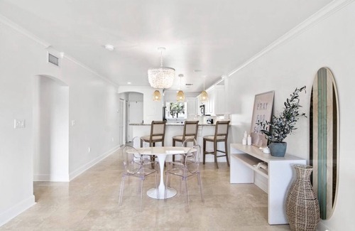 Central Beach Condo | Chic Vero Beach Condo